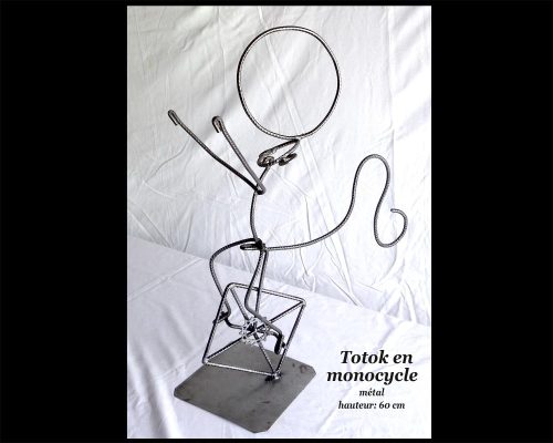 03 Sculpture Desca Totok en monocycle